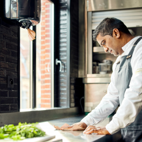 TORK 473481 – Reflex MIDI papírové utěrky natural Plus M4, přírodní, 2 vrst., 150 m, 6 rolí