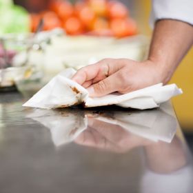 TORK 530150 – Heavy Duty skládaná čistící utěrka netkaná W8, 8 x 45 ks - Karton