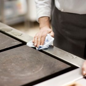 TORK 473179 – Tork skládaná kuchyňská utěrka na čištění W4, netkaná text., bílé, 4x 75 útr - Karton