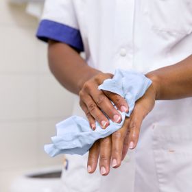 TORK 128208 – Papírová utěrka v roli M2, 6 rl., 1 vrst., modrá, 320 m x 20 cm, Středový odvin