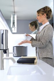 TORK 460005 – Xpress® Countertop zásobník na papírové ručníky Multifold H2