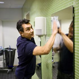 TORK 558000 – Mini zásobník na role se středovým odvíjením M1