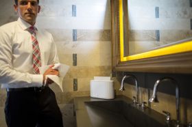 TORK 552200 – Xpress® Countertop zásobník na papírové ručníky Multifold H2