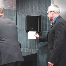 TORK 551108 – Matic® automatický zásobník na papírové ručníky v roli H1, černý