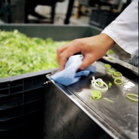 TORK 128207 – papírová utěrka Plus M2, 2vr., 157,5 m, 450útr. - Karton