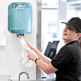 TORK 653000 – Maxi zásobník na role se středovým odvíjením W2