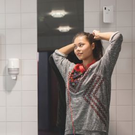 TORK 562000 – Elektronický zásobník na osvěžovač vzduchu A1