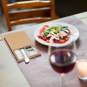 TORK 474637 – Natural kapsička na příbory s bílým ubrouskem - Karton