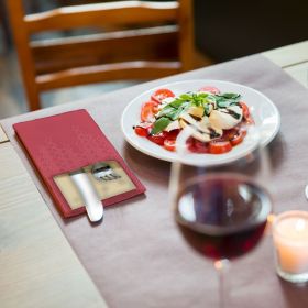 TORK 474329 – Burgundy kapsička na příbory s krémovým ubrouskem - Karton